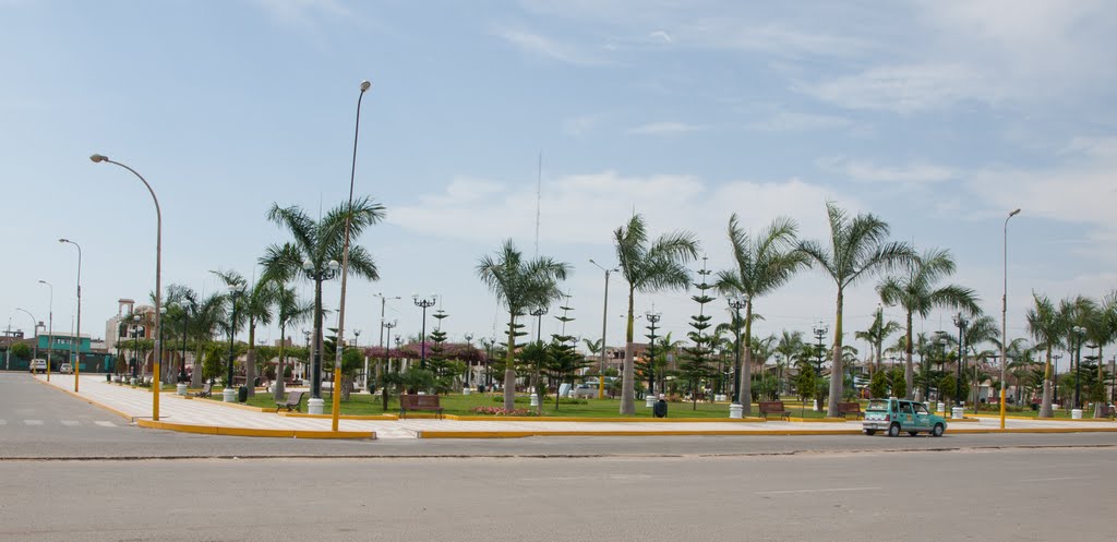 PLAZA DE ARMAS DE PUEBLO NUEVO by Víctor Romero V.