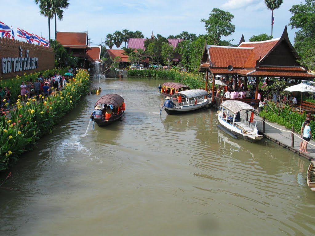 Ayutthaya's floating market by Warren T.