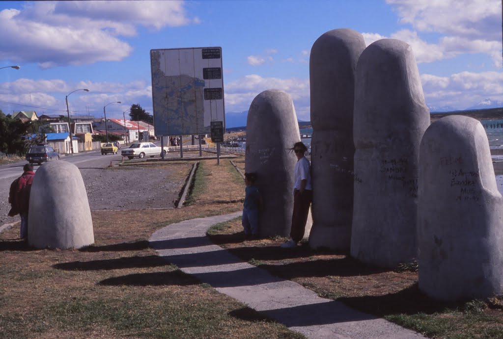 La mano tradicional, esta vez en Puerto Natales. 1995. by Octavio Aldea