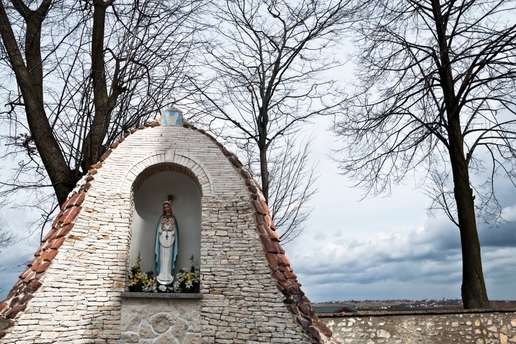 Chapel by St. John the Baptist Church by Rava