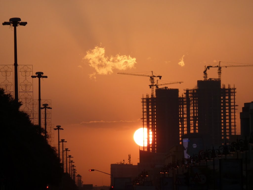 Sunset at Tahlia Street in Riyadh (李伟摄影) by Shutter