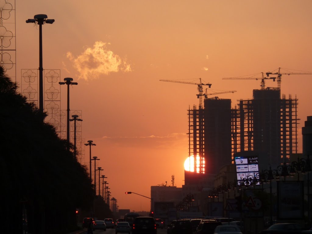 Sunset at Tahlia Street in Riyadh (李伟摄影) by Shutter