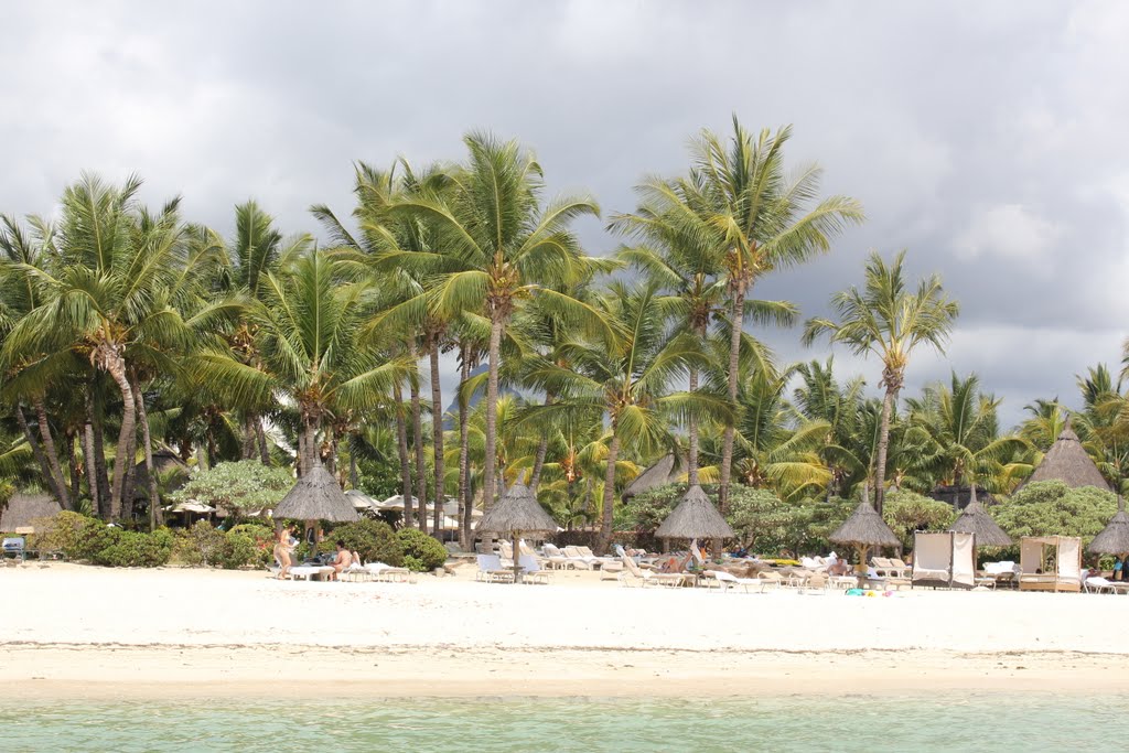 Flic en Flac [Beach] (La Pirogue Hotel) by Meister Manuel