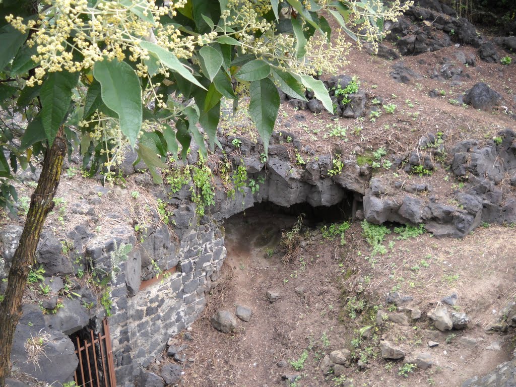 Pirámide de Cuicuilco by Travel