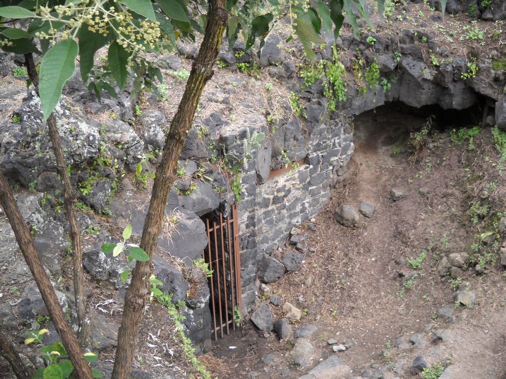 Pirámide de Cuicuilco by Continental