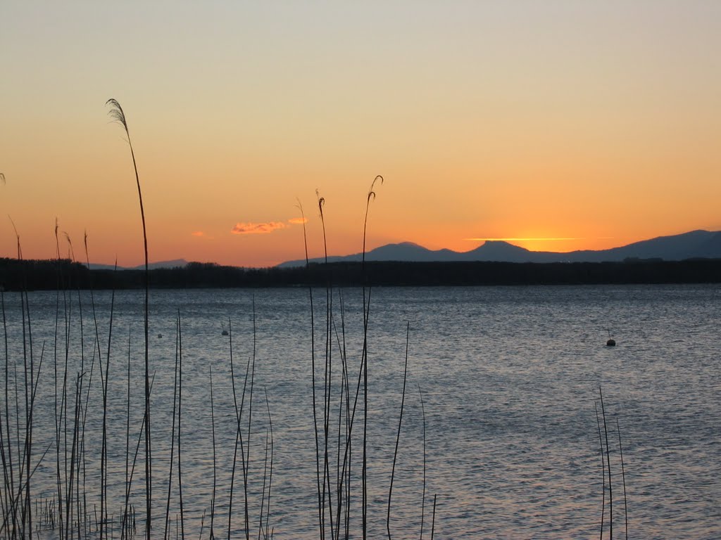 Sonnenuntergang Murtensee, Switzerland by grengspitz