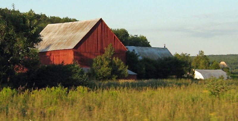 La grange rouge by Mario Hains