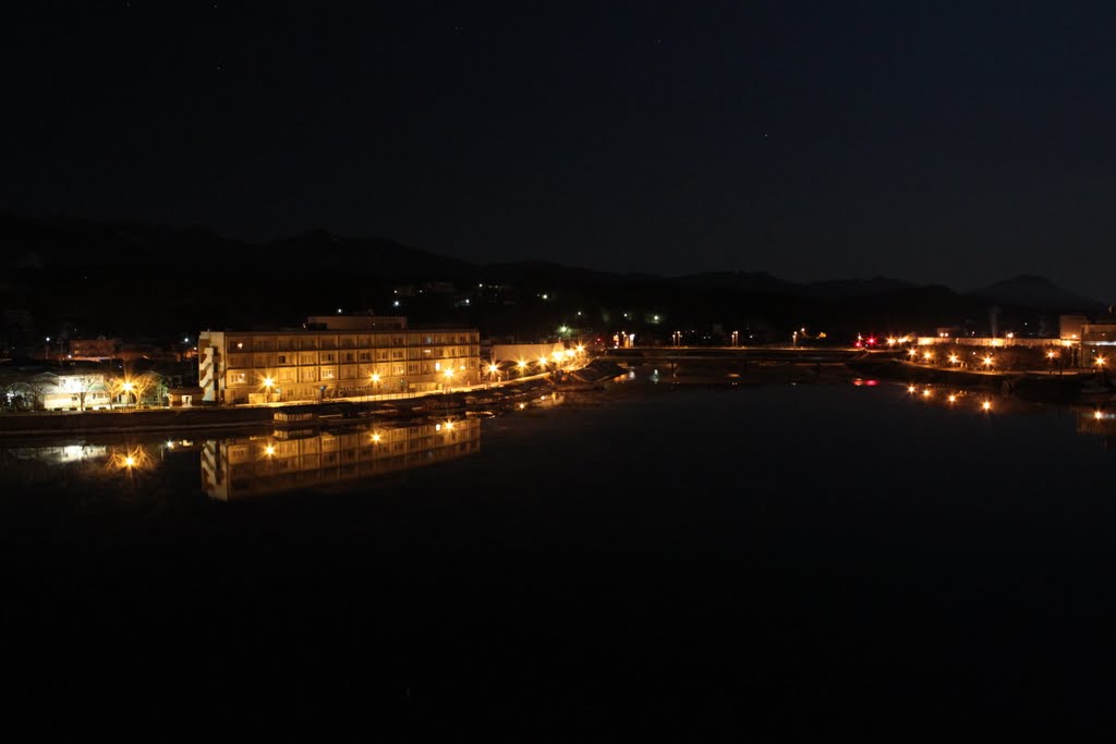 Riverside night view of Sanyohkan by nojinjm