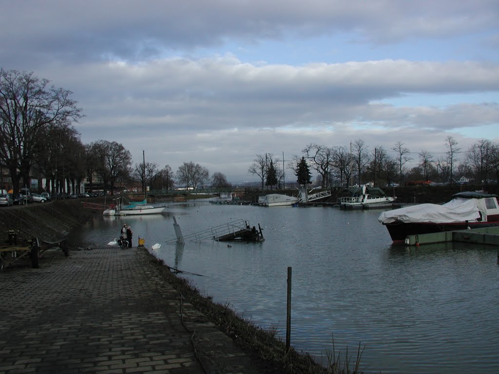 Winterhafen 1 by Michael Lehne