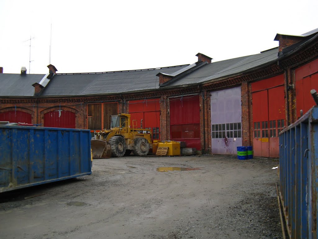 Werkstatt-Gebäude hinter dem Bahnhof by e.m.r.