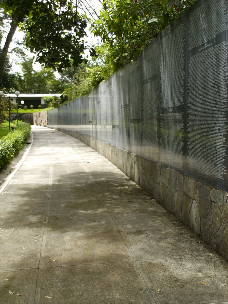 MONUMENTO A LA MEMORIA Y A LA VERDAD by JULIO TOVAR