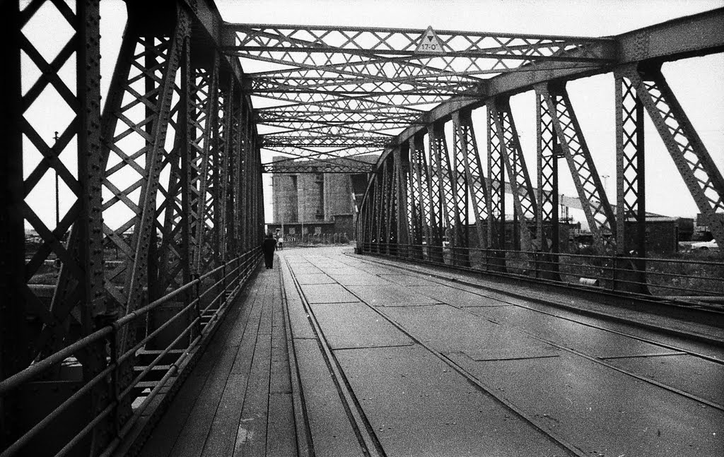 Swingbridge - Alexandra Dock 1981 by fat-freddies-cat