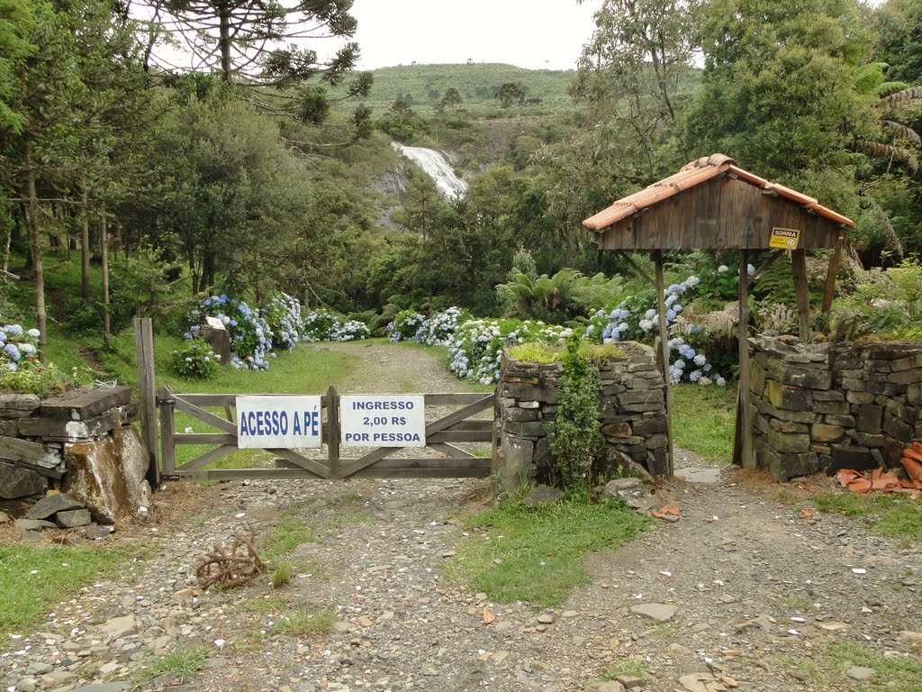 Portão de acesso a Cachoeira Véu das Noivas em Urubici, SC. by Ricardo Mercadante