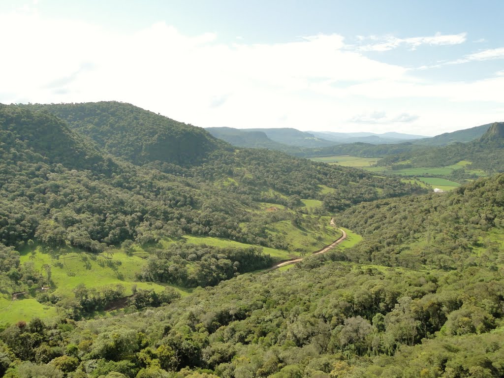 Vista parcial da SC - 439 a partir do topo do Morro do Campestre em Urubici, SC. by Ricardo Mercadante