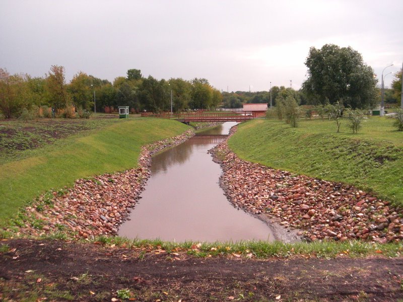 Zhuzha river in Kolomenskoe • Река Жужа в Коломенском by Buroff