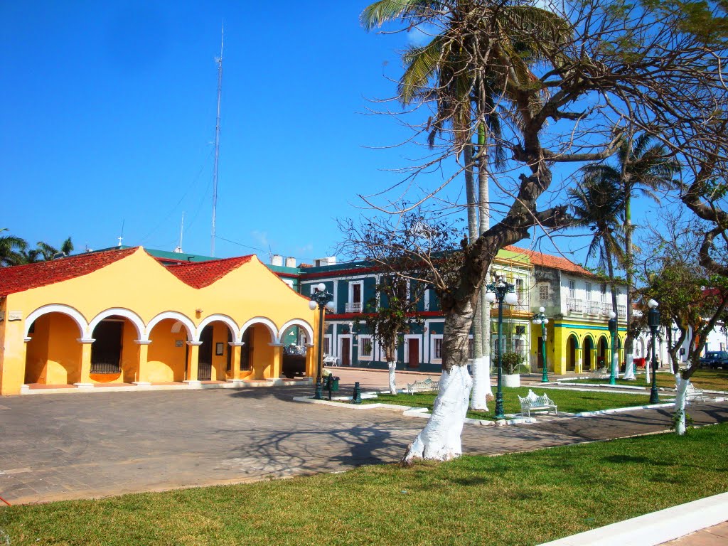 Atrás del palacio municipal de Tlacotalpan by Alejandro Guzmán Rob…