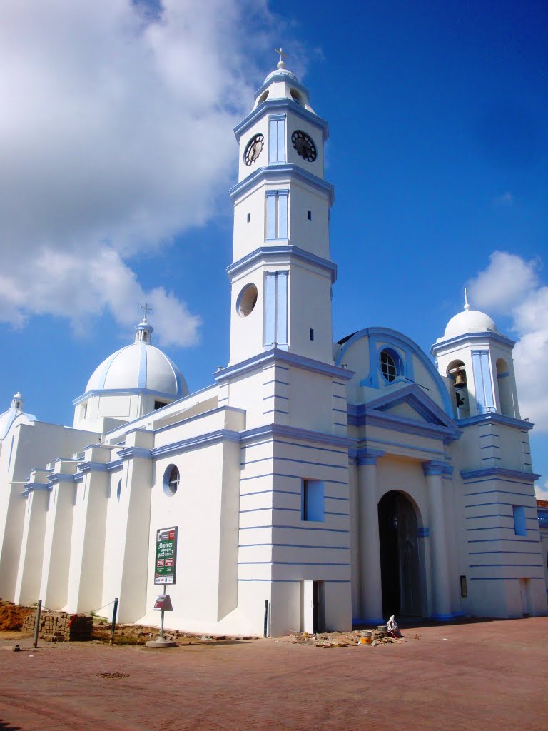 Iglesia de San Cristobal by Alejandro Guzmán Rob…