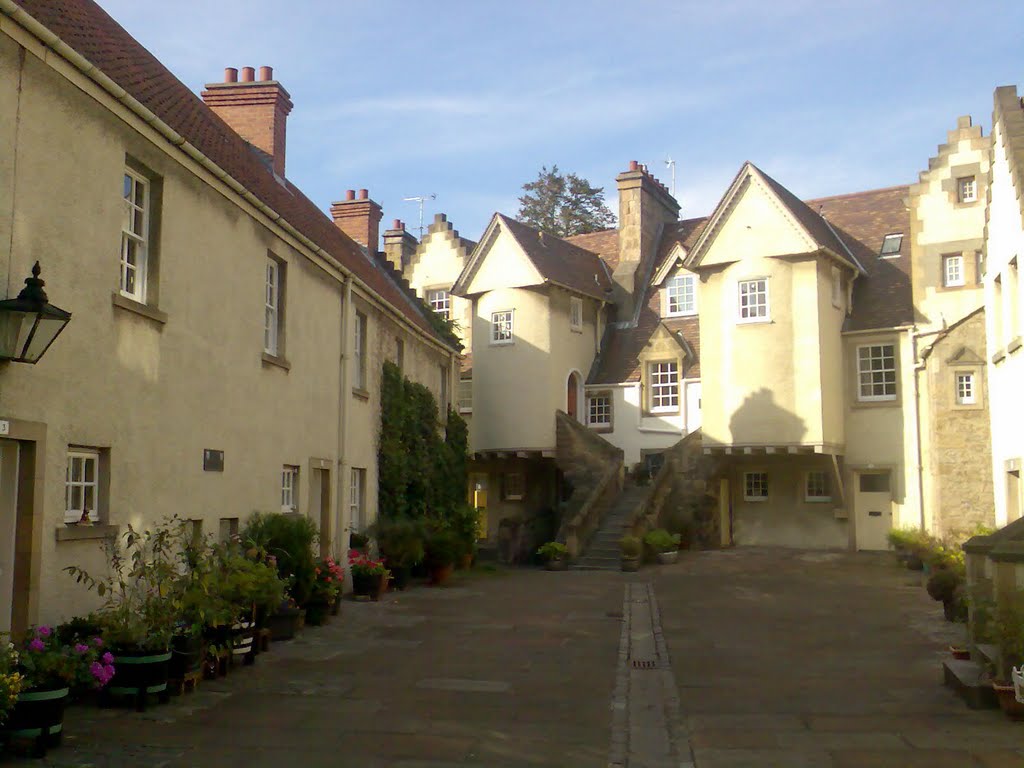 Courtyard near Holyrood by david thomas