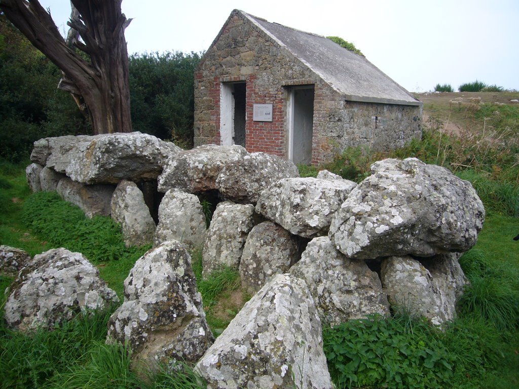 Dolmen du Couperon by Hummeline