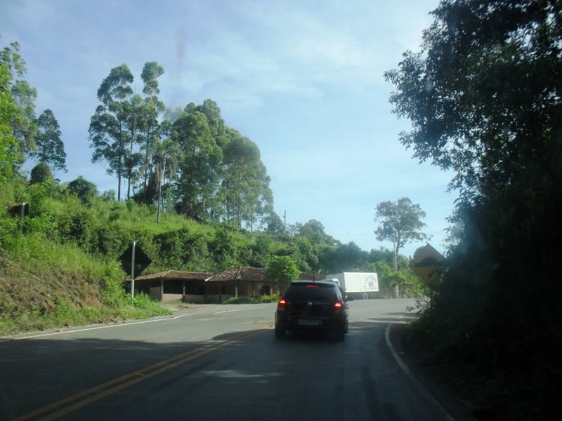 Chegada a Itatiaia vindo de Ouro Branco pela estrada que vai até Ouro Preto by souexcel souexcel