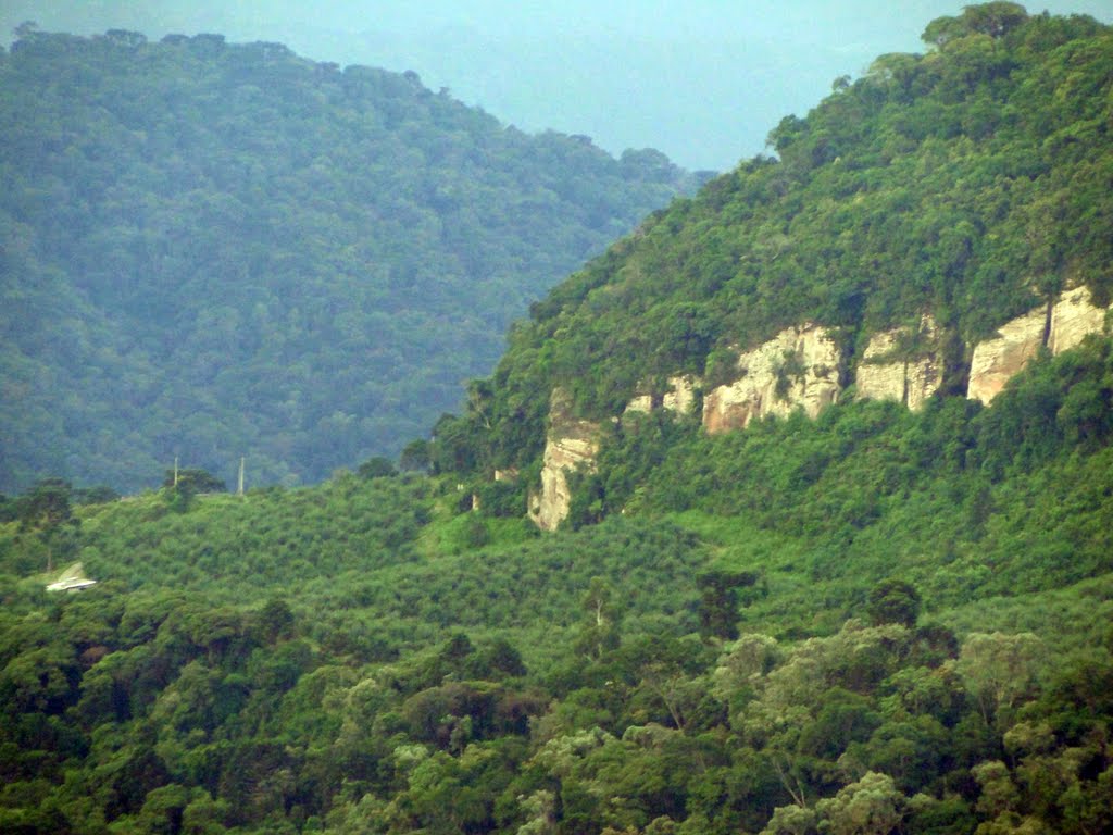 Morros no vale do Rio do Funil em Urubici, Sc. by Ricardo Mercadante