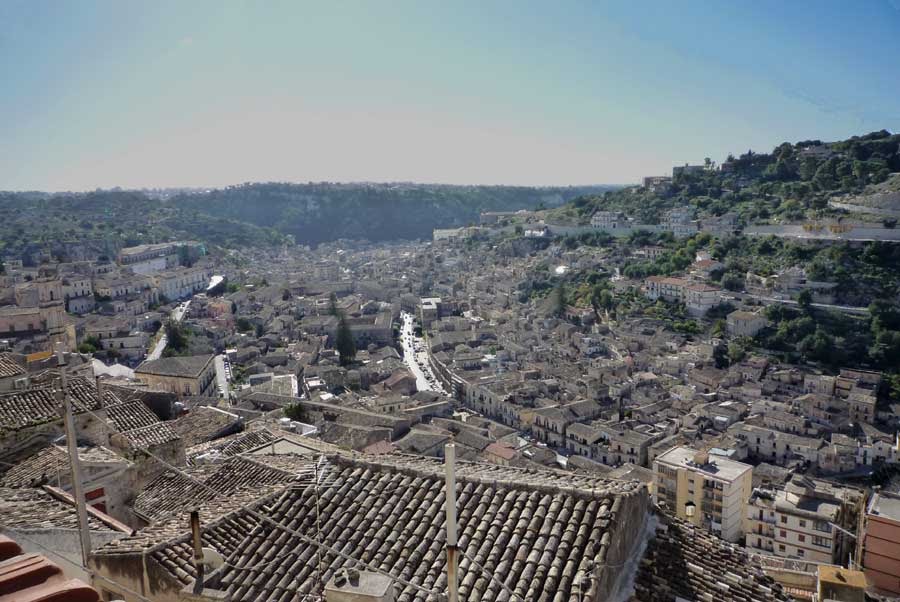 Vista da Modica Alta verso Corso Umberto by chris toph