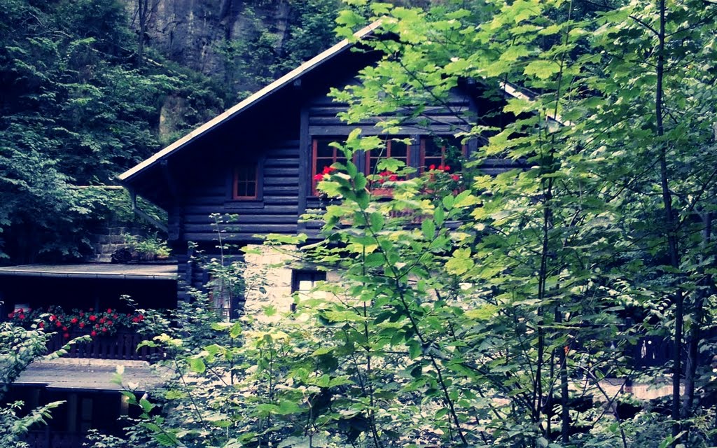 Hütte am wasserfall by <msei/naviluchs>