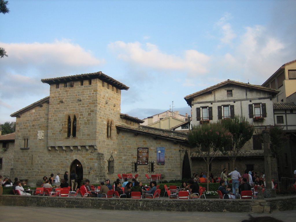 Mesón del Caballo Blanco (antigua posada de peregrinos) by Mayid Hassan