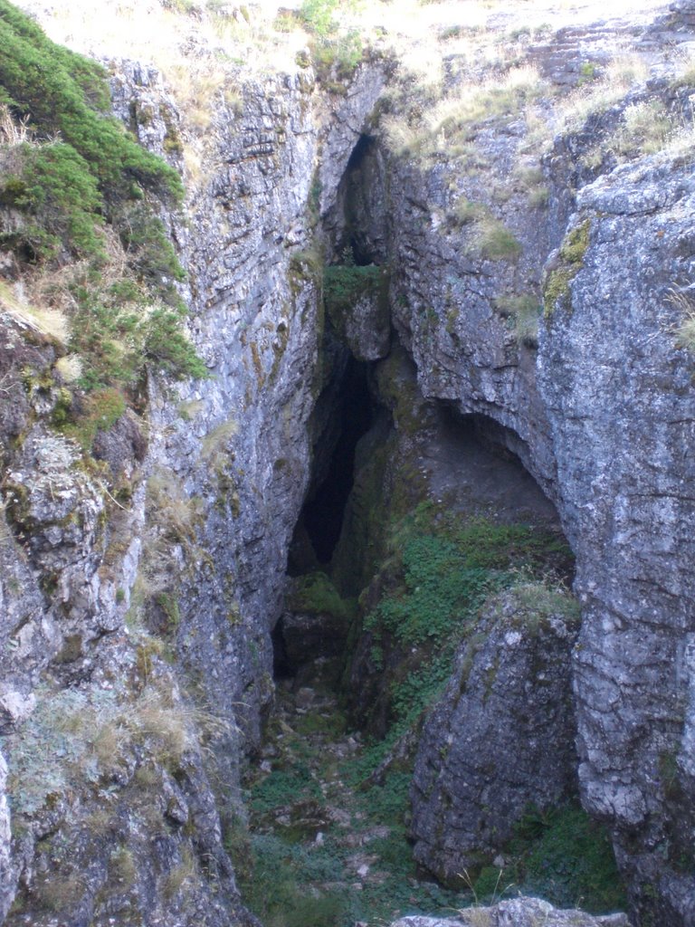 Entrada a la Cueva del Moruquín by Cembraniyo