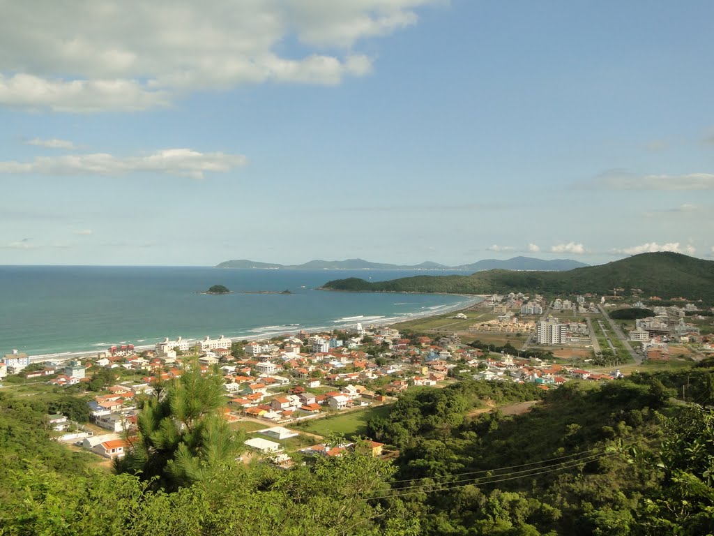 Vista parcial de Palmas a partir do mirante na estrada GCR - 120, em Governador Celso Ramos, SC. by Ricardo Mercadante