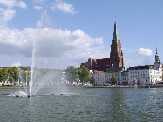 Schwerin Blick vom Pfaffenteich auf den Dom by hubi1802