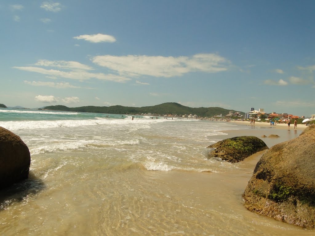 Praia de Palmas em Governador Celso Ramos, SC. by Ricardo Mercadante