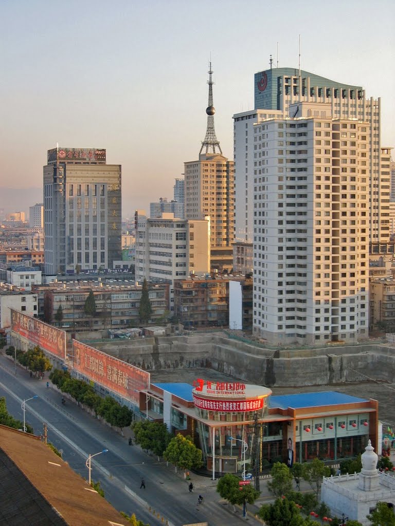 雲南昆明 綠洲大酒店附近街景 Yunnan Kunming street view near Green Land Hotel by Peter F C Mok