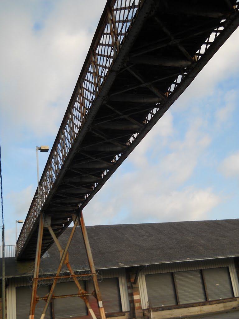 Ancienne passerelle La Roche-sur-Yon by William Chevillon