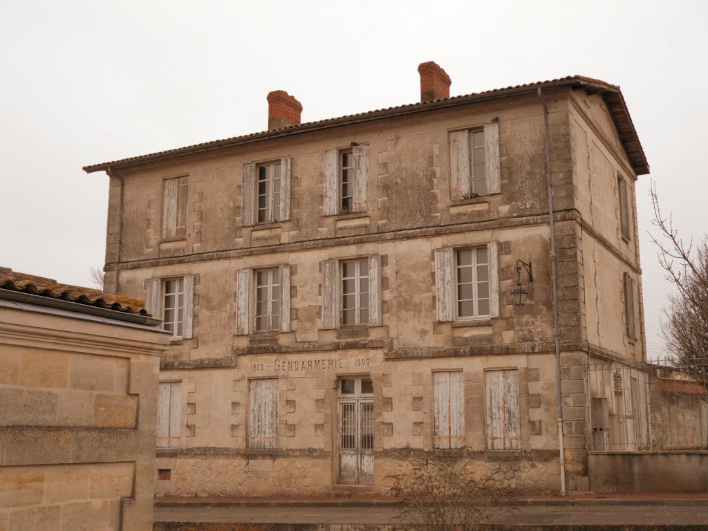 L'ancienne gendarmerie de Lormont - L'anciana gendarmariá de Larmont by Cfl Pey