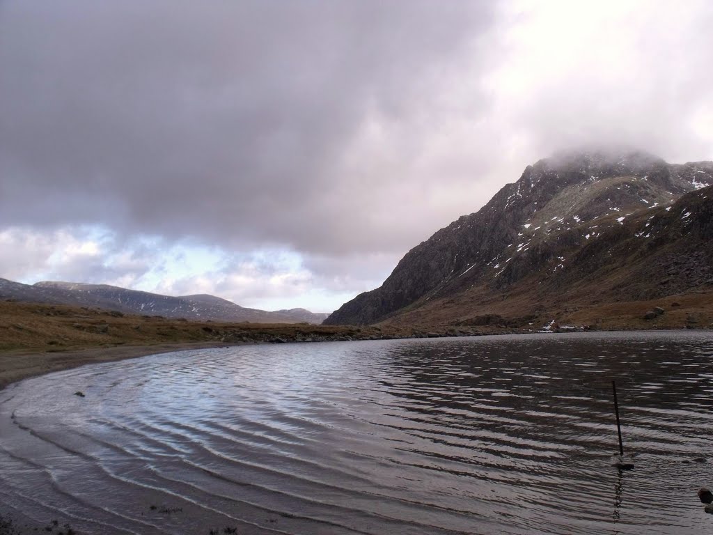 Llyn Idwal by Kaiser MacCleg