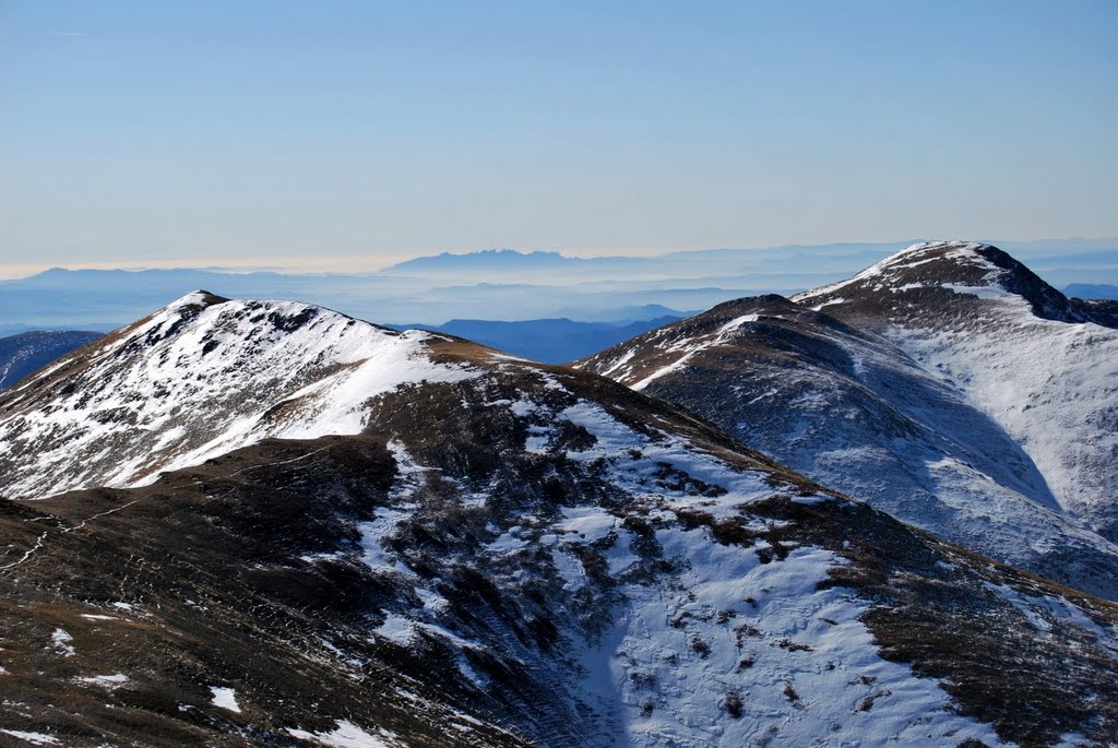 Al fons, Sant Llorenç del Munt a l'esquerra i Montserrat al centre, des dels Pics de la Coma de l'Orri. by Marcel Puig Puig