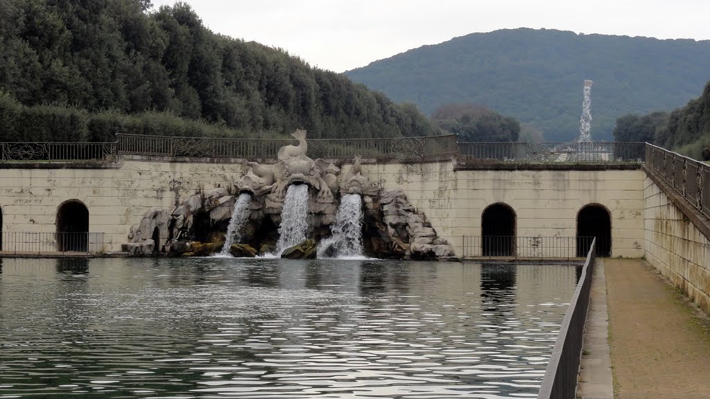 ITALIA Parque del Palacio Real Fuente de los Delfines, Caserta by Talavan