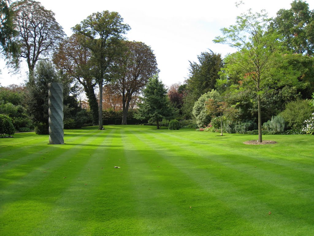 Jardin - Hotel de Charost, Ambassade de Grande Bretagne, PARIS by Tamara Scipioni