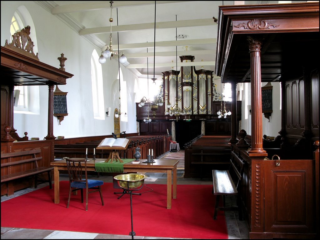 Uskwerd: Interieur Hervormde kerk naar het westen by © Dennis Wubs