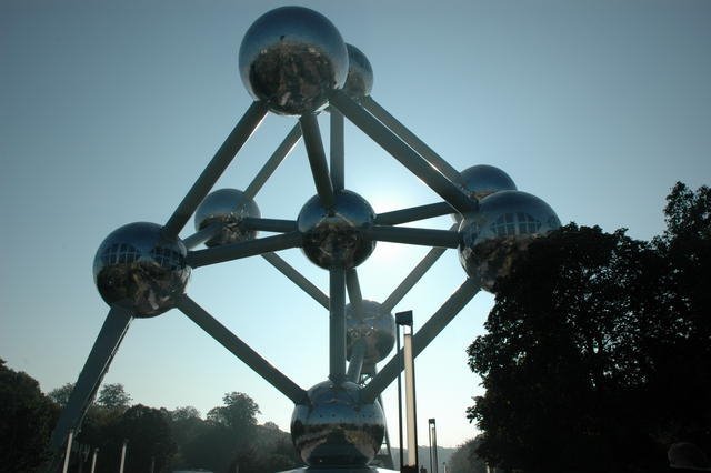 Atomium by Steve Cole