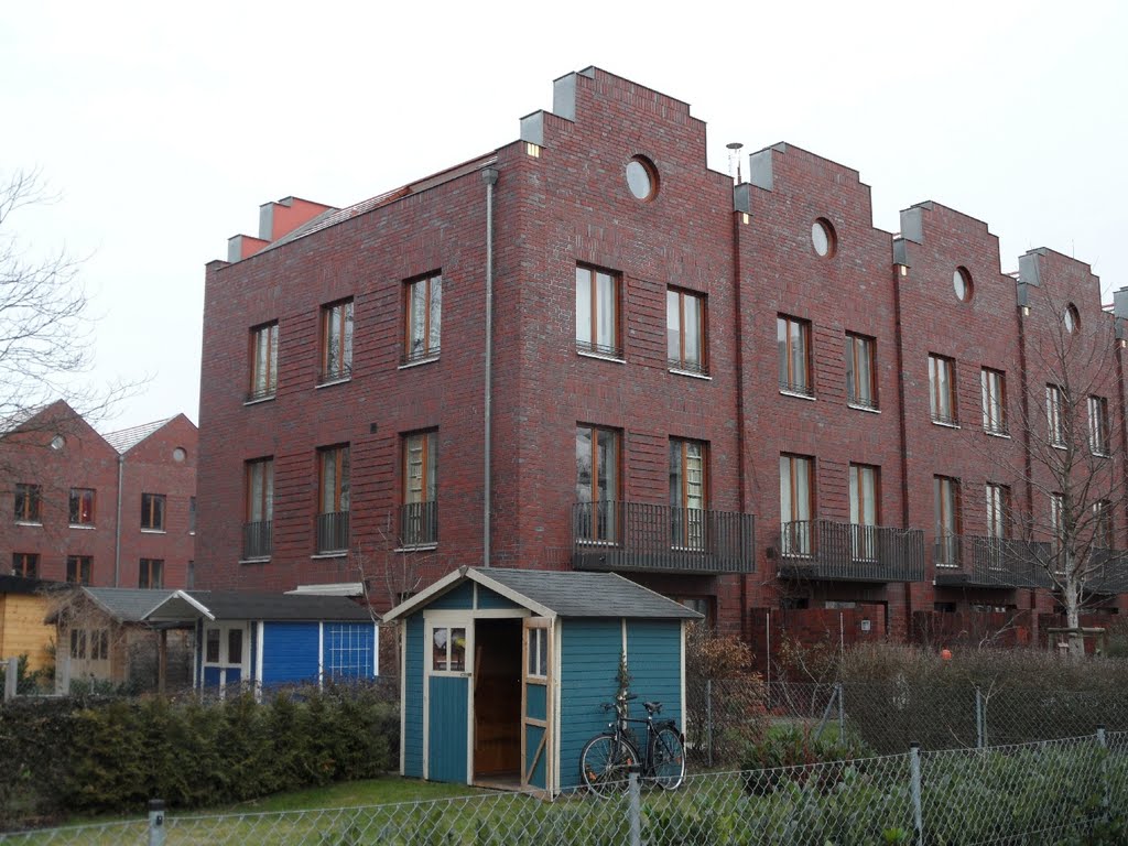 Kleine blaue Hütten und große rote Häuser - gesehen an der Paula-Fürst-Straße by IngolfBLN