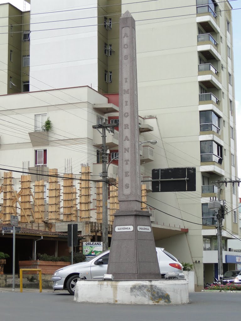 Obelisco em homenagem aos imigrantes em Orleans, SC. by Ricardo Mercadante