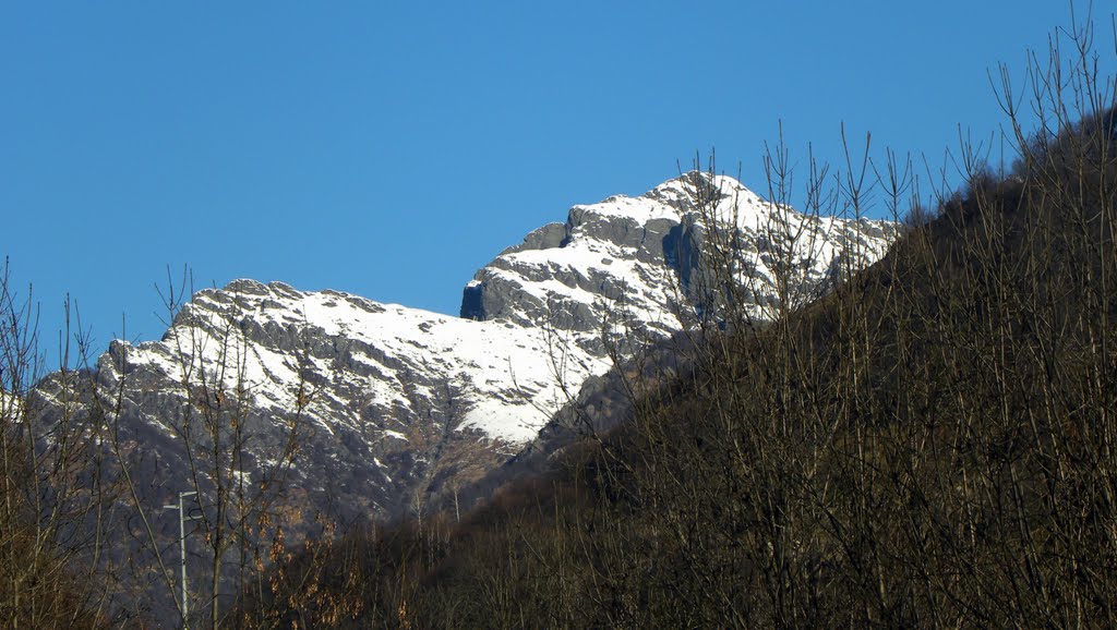 Lac cima Sasso (1916 m.) e la Tuss (1735 m.) dalla strada poco oltre Rovegro, Valgrande (22-01-2011) by Marco Carnelli