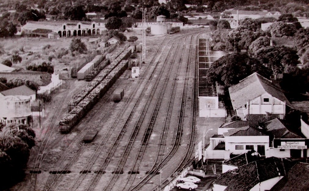 Foto histórica do páteo da antiga estação - arquivo de José F. Bacelar- Museu Ferroviário de Araçatuba by sscity- BLUDZ