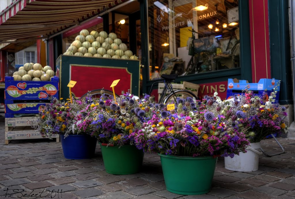 Fleurs un jour de marché à Bricquebec by Franck Sebert