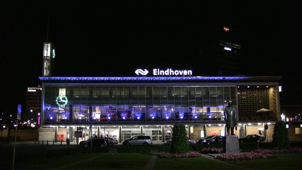 Railway station Eindhoven this railway station is a building dating back to 1956 and is also called with a Philips radio from that era compared by John de Crom