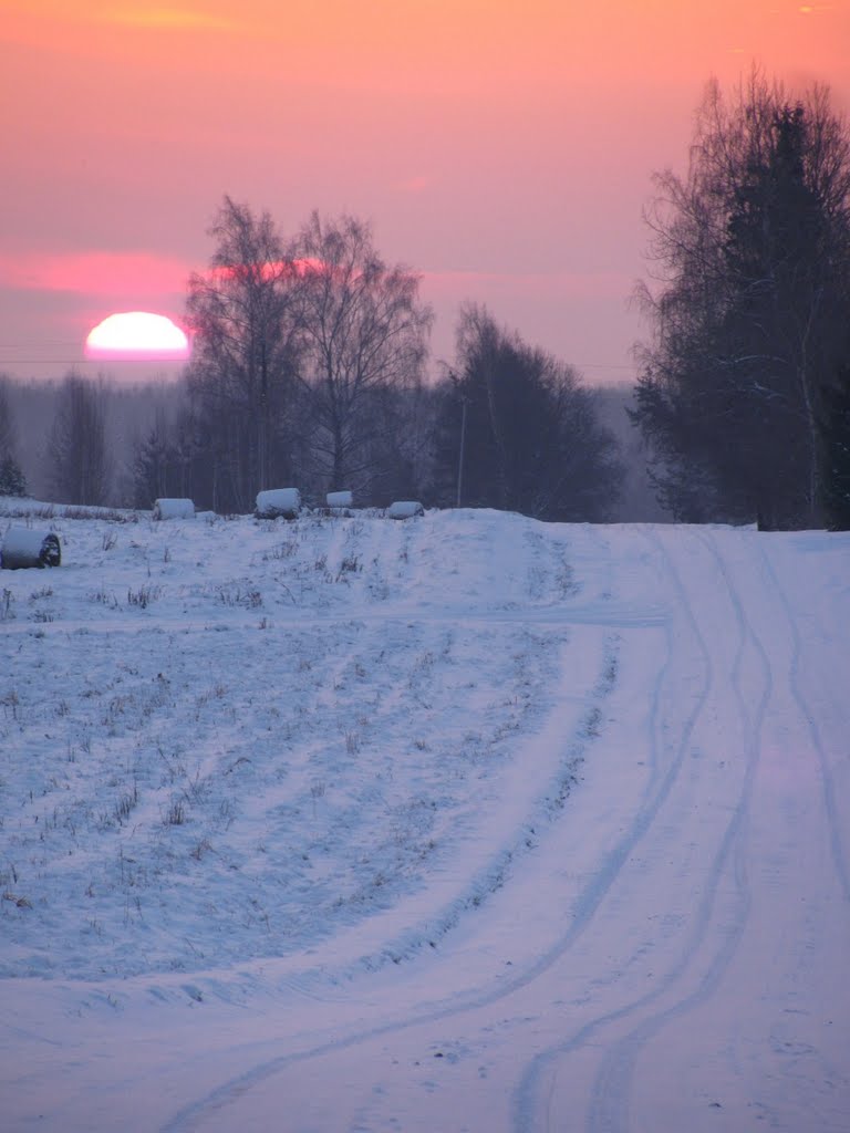 Road near Restu, winter sunrise by lontrus