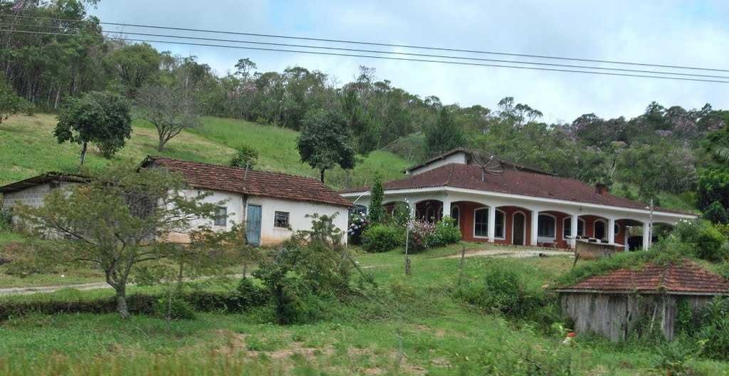 Tapiraí, SP, Brazil by jaime rikio hirata