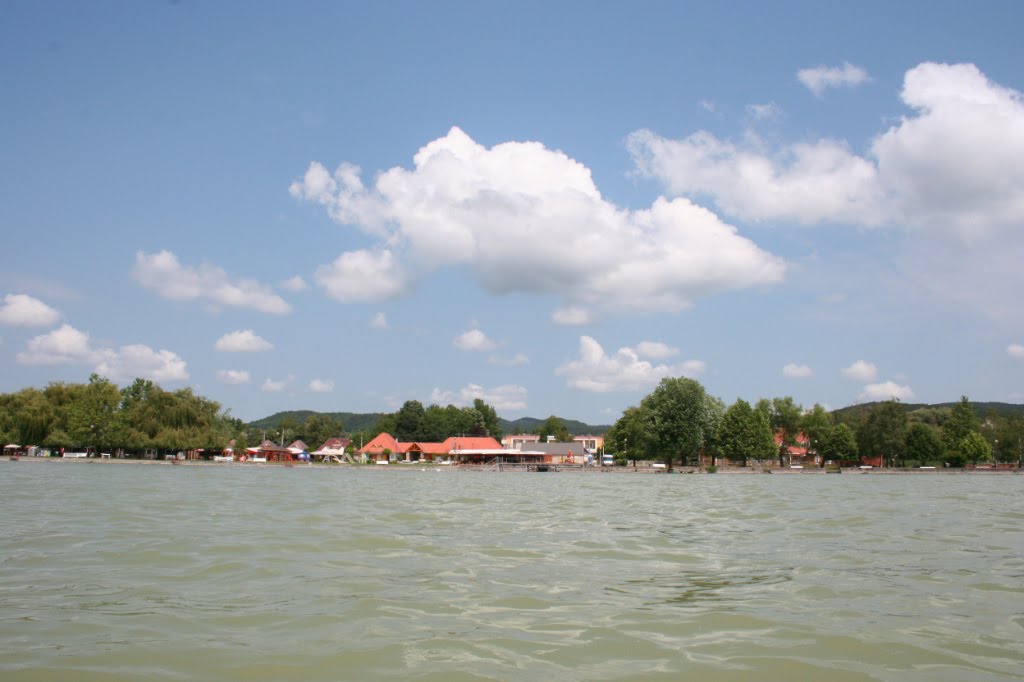 Nur leises Schwappern des Wassers, langsames Dahinziehen der Wolken by Reinhard Klenke